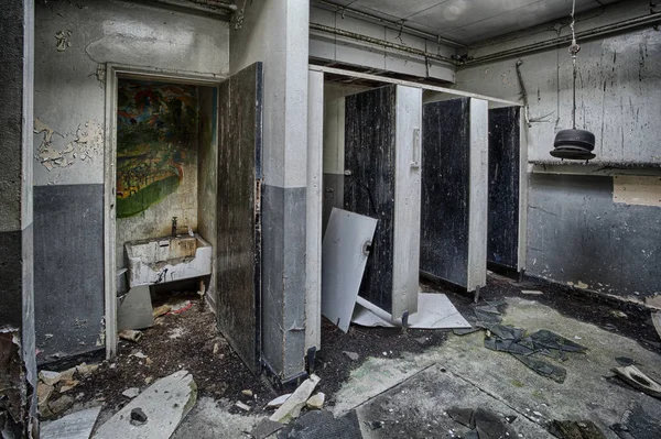 Verlassene Werkstatttoiletten — Stockfoto