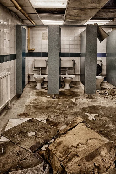 Opuštěný školní záchody — Stock fotografie