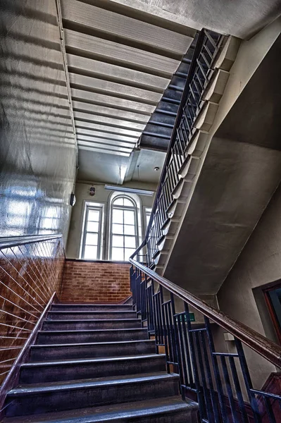 Escadaria na escola abandonada — Fotografia de Stock