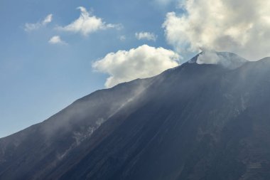 Stromboli krateri tütüyor