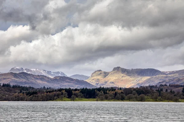 Tarde Sol Langdale Pikes Visto Através Lago Windermere — Fotografia de Stock