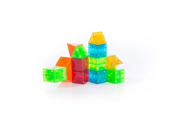 Heldere Plastic Kleurblokken Speelgoed Geïsoleerd Witte Achtergrond Stockfoto