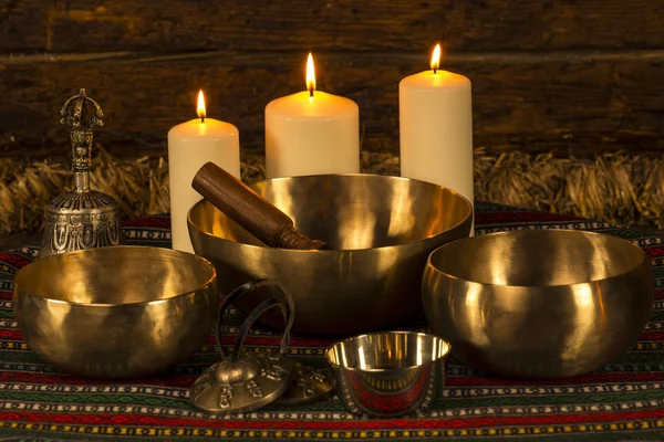 Velas y cuencos cantores del Himalaya . Imagen de archivo