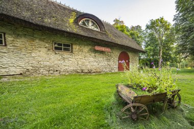 Geleneksel bir taş binanın Estonya kırsal kesimde. 