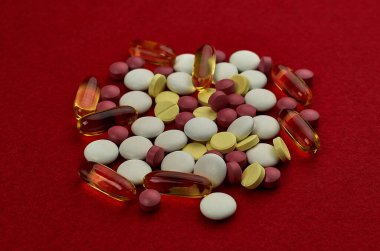 Covid-19 salgını sırasında masaya saçılmış pek çok hap konuyla ilgilidir.