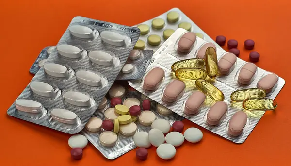 Many Pills Scattered Table Relevant Covid Pandemic — Stock Photo, Image