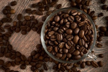 Bir bardak dolusu kahve çekirdeği ve kalp.