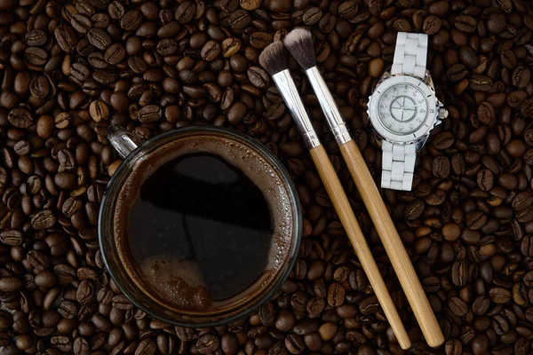 Taza Café Con Reloj Mujer Pinceles Maquillaje Fondo Granos Café — Foto de Stock