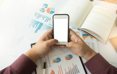 Smartphone boş beyaz ekran kullanarak iş adamı