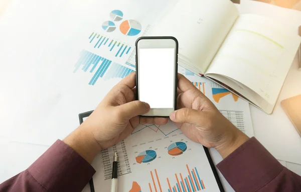 Smartphone boş beyaz ekran kullanarak iş adamı