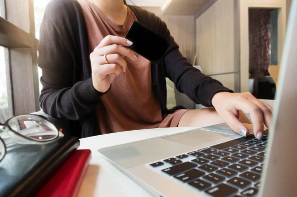 Руки, держащие кредитную карту и ноутбук онлайн — стоковое фото