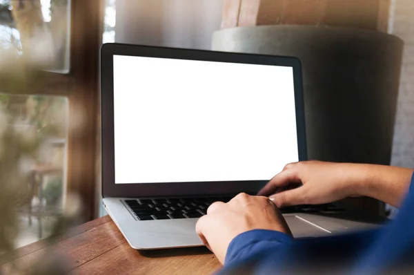 Случайная деловая женщина работает онлайн на ноутбуке — стоковое фото