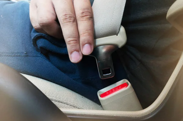 Mano abrochada con cinturón de seguridad dentro de la caja fuerte del coche —  Fotos de Stock