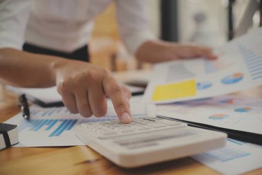 Muhasebeci işi onayladı ve altın paraları hesap makinesiyle biriktirerek tasarruf etti. Muhasebe Kavramı.