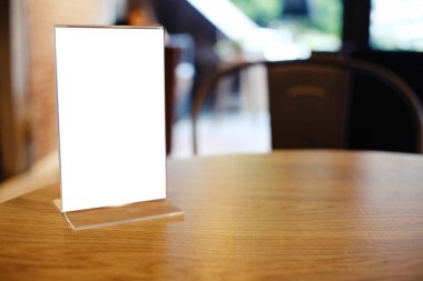 Bar restoranının kafesindeki ahşap masada duran menü çerçevesini taklit et. Metin için boşluk.