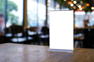 Bar restoranının kafesindeki ahşap masada duran menü çerçevesini taklit et. Metin için boşluk.
