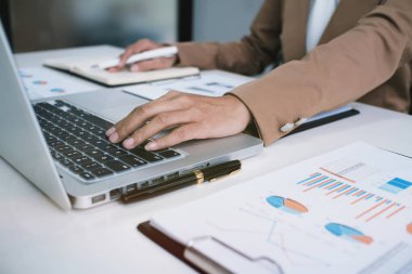 İş insanlar toplantı tasarım fikirleri profesyonel yatırımcı çalışırdı