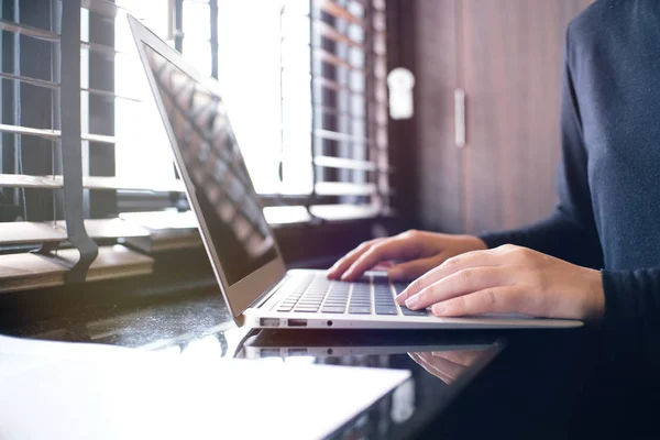 Случайная деловая женщина работает в Интернете на ноутбуке, который рука на k — стоковое фото