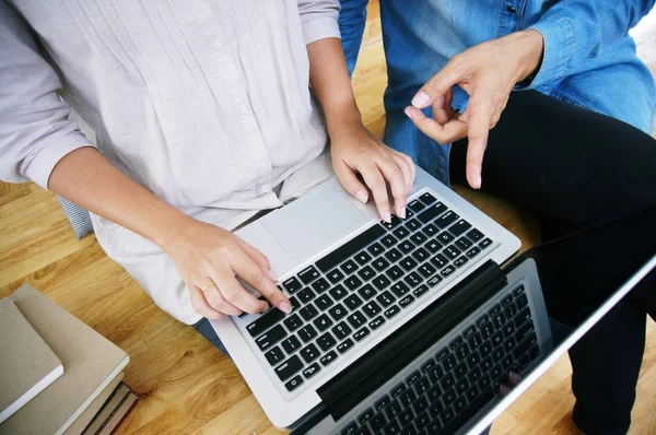 Случайная деловая женщина работает в Интернете на ноутбуке, который рука на k — стоковое фото