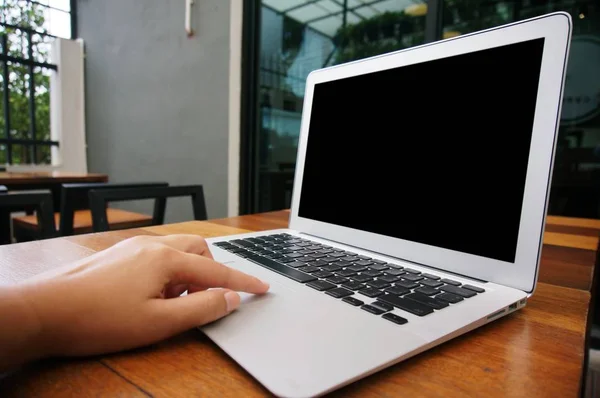 Случайная деловая женщина работает вручную, печатая на клавиатуре ноутбука — стоковое фото