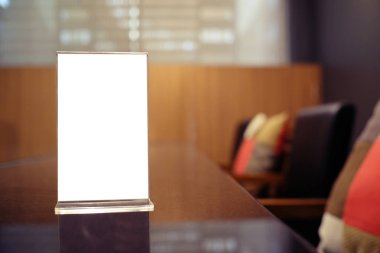 Bar restoranının kafesindeki ahşap masada duran menü çerçevesini taklit et. Metin için boşluk