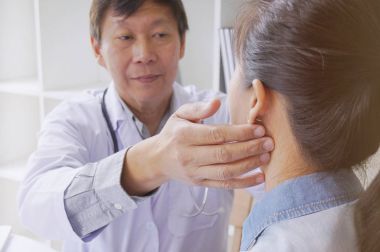 Nabız kadın hasta kalp atışı için kontrol doktor. Sağlık c