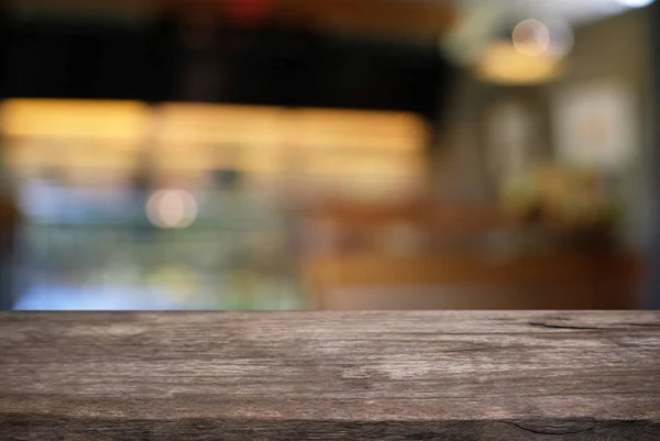 Meja kayu gelap kosong di depan backg bokeh kabur abstrak — Stok Foto