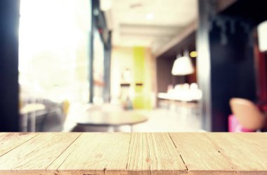 Soyut bulanık arka planını önünde boş ahşap masa