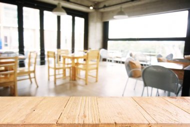 Arka arka plan bulanık co önünde boş ahşap masa