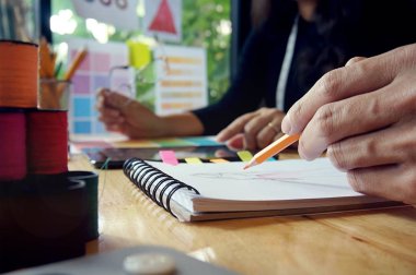 Moda tasarımcısı atölyedeki yeni koleksiyonun taslağı olarak çalışıyor. Yaratıcı Tasarım Konsepti.