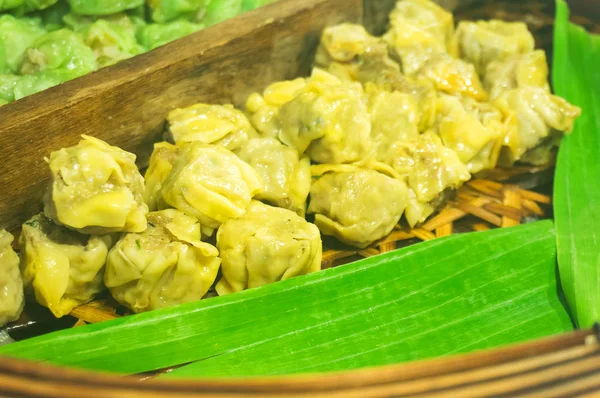 Kinesiska Ångkokta Dumplings Dim Summa Ångkokta Ångkokare Bambu Gatumat Med — Stockfoto