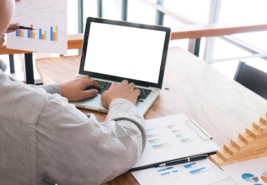 İş Adamları Buluşması Tasarım Fikirleri Uzman Yatırımcısı yeni bir başlangıç projesi üzerinde çalışıyor. Kavram. iş planlama ofisinde