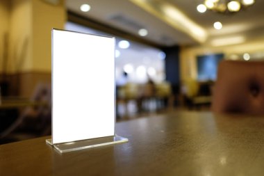 Bar restoranının kafesindeki ahşap masada duran menü çerçevesini taklit et. Metin için boşluk