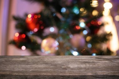 Ahşap masa üstü boş ve ışıltılı Parlatıcı ampuller gece li, bulanıklık