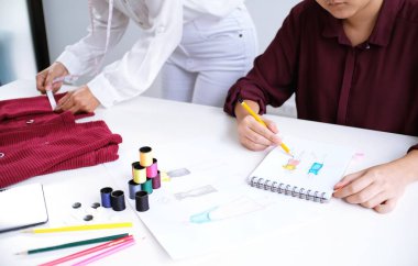 Şık moda tasarımcısı çalışması eskiz yeni koleksiyonunda olarak yedim