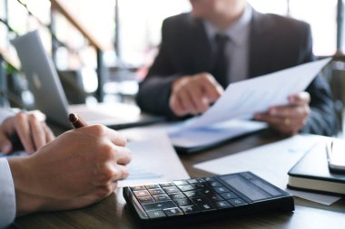 İş insanlar toplantı tasarım fikirleri profesyonel yatırımcı çalışırdı