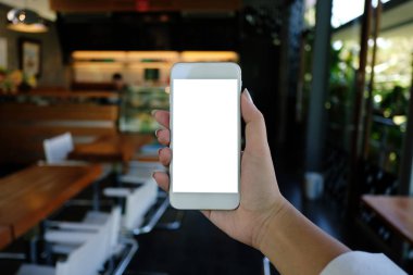 Cep telefon boş kopya spac tutan kadınların elleri yakın çekim