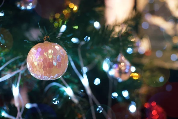 Abstrakte Unschärfe des Weihnachtsbaum-Bokeh-Hintergrunds. Neues Jahr — Stockfoto