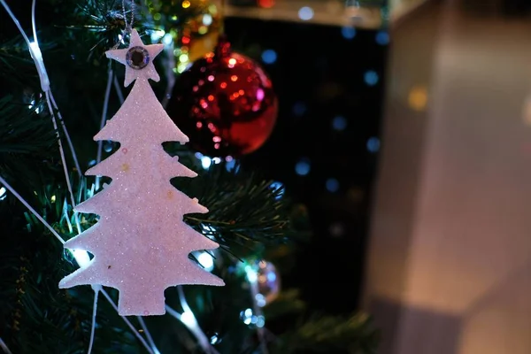 Αφηρημένο θολή φόντο χριστουγεννιάτικο δέντρο bokeh. Νέο έτος Ce — Φωτογραφία Αρχείου