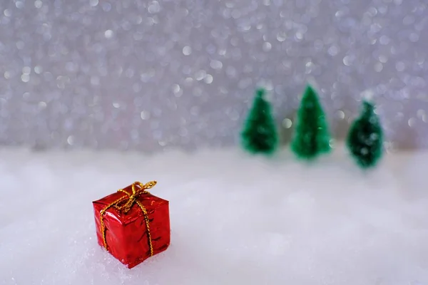 Jul hem dekoration med liten handgjord present låda i en sno — Stockfoto