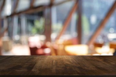 Boş ahşap masa üstü ve gece pazarı arka planı bulanıklığı / seçici odak. Montaj ürünü görüntüleme için