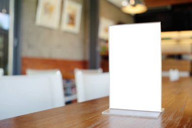 Bar restoranının kafesindeki ahşap masada duran menü çerçevesini taklit et. Metin için boşluk