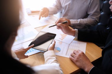 İş Adamları Buluşması Tasarım Fikirleri Uzman Yatırımcısı yeni bir başlangıç projesi üzerinde çalışıyor. Kavram. iş planlama ofisinde.