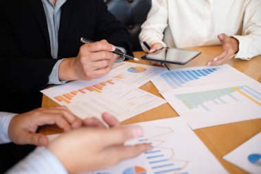 İş Adamları Buluşması Tasarım Fikirleri Uzman Yatırımcısı yeni bir başlangıç projesi üzerinde çalışıyor. Kavram. iş planlama ofisinde.