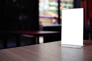 Bar restoranının kafesindeki ahşap masada duran menü çerçevesini taklit et. Metin için boşluk.