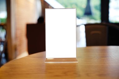 Bar restoranının kafesindeki ahşap masada duran menü çerçevesini taklit et. Metin için boşluk.