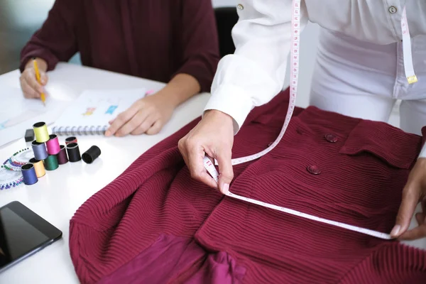 Moda tasarımcısı atölyedeki yeni koleksiyonun taslağı olarak çalışıyor. Yaratıcı Tasarım Konsepti.