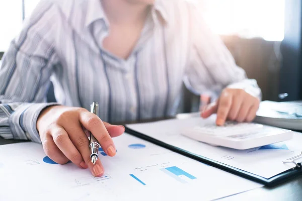 Wirtschaftsprüfer Oder Mitarbeiter Des Internen Finanzdienstes Geschäftsfrauen Die Jahresabschlüsse Des — Stockfoto