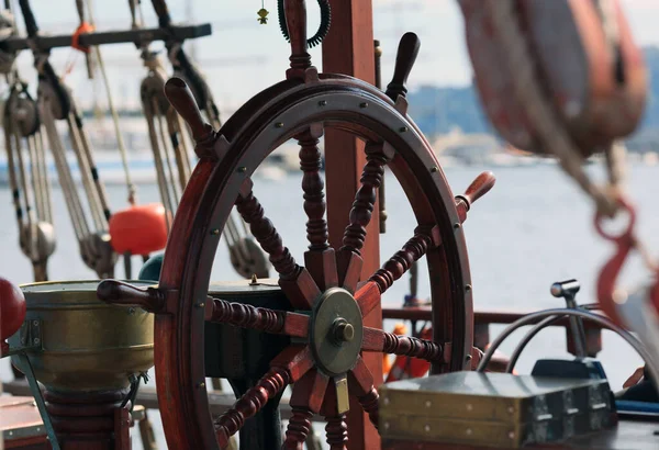 船の操舵輪と索具 — ストック写真