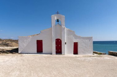Yunanistan 'ın Zakynthos Adası' ndaki Vasilikos kasabasındaki antik bir Ortodoks kilisesinin ön planında yatay panoramik manzara.